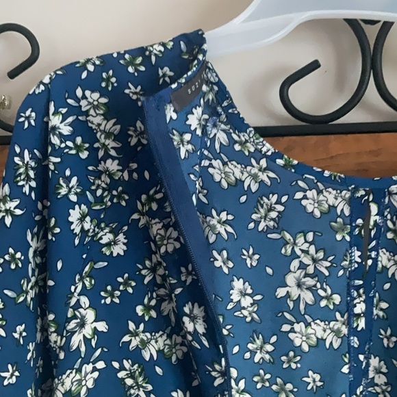 Suzy Shier Blue Floral blouse top shirt - Picture 9 of 9